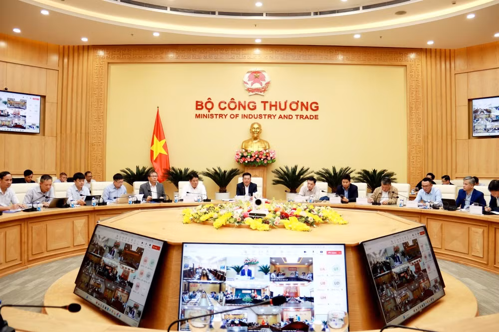 Cuộc họp diễn ra theo hình thức trực tiếp và trực tuyến.