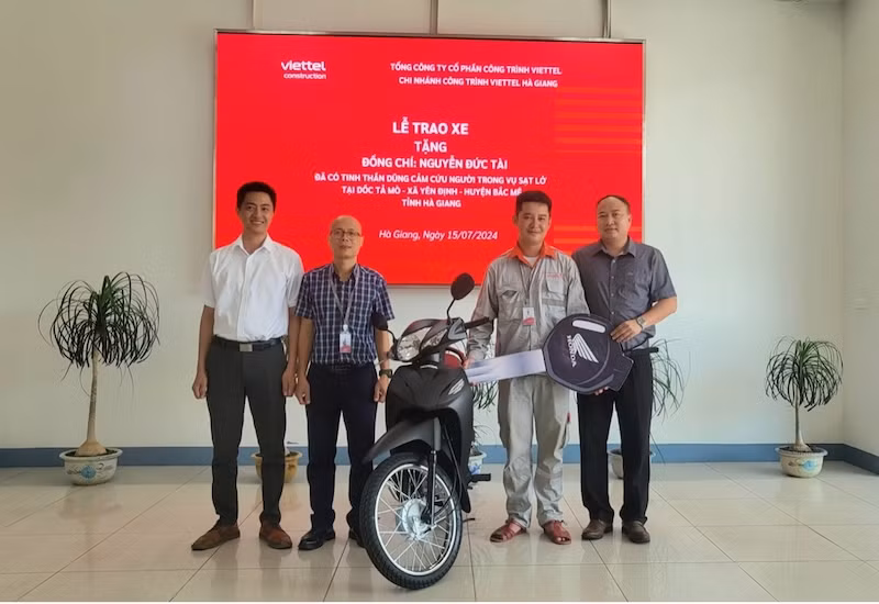 Viettel trao tặng chiếc xe máy mới cho anh Nguyễn Đức Tài Viettel trao tặng chiếc xe máy mới cho anh Nguyễn Đức Tài