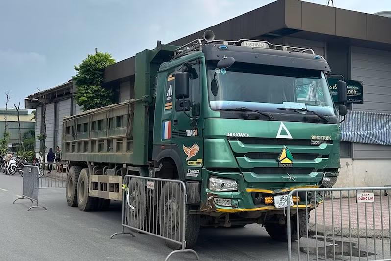 Xe ô-tô tải ben mang BKS 88C-288.49 nhưng tem kiểm định lại ghi biển số 88C-252.53