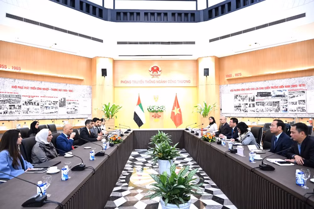 Bộ trưởng Công thương Nguyễn Hồng Diên tiếp ông Thani bin Ahmed Al Zeyoudi, Quốc vụ khanh phụ trách thương mại quốc tế, Bộ Kinh tế UAE.