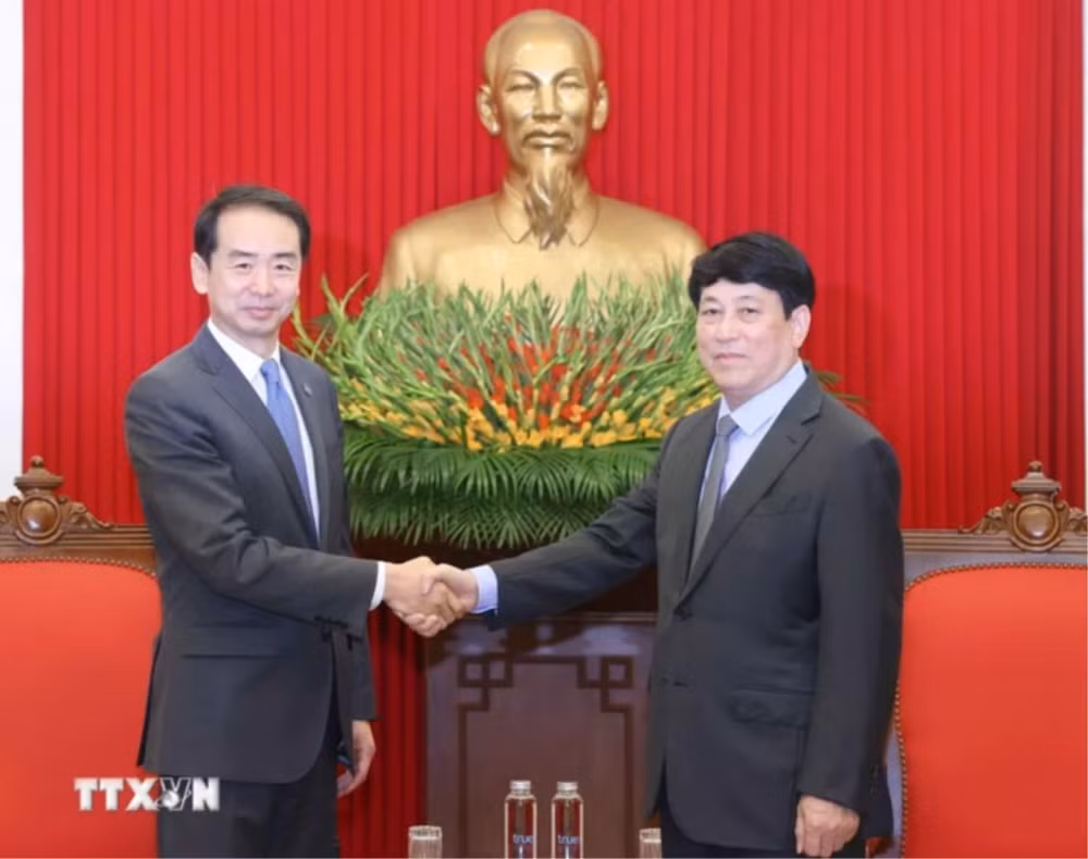 Thường trực Ban Bí thư Lương Cường tiếp Đại sứ Trung Quốc tại Việt Nam Hà Vĩ. (Ảnh: Phương Hoa/TTXVN)