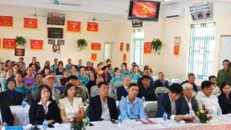 Lãnh đạo Đảng ủy xã Phú Thụy lắng nghe ý kiến người dân hiến kế xây dựng quê hương.
