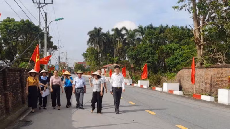 Lãnh đạo Hội liên hiệp Phụ nữ huyện Gia Lâm và lãnh đạo Đảng ủy xã Phú Thị nghiệm thu tuyến đường mới.