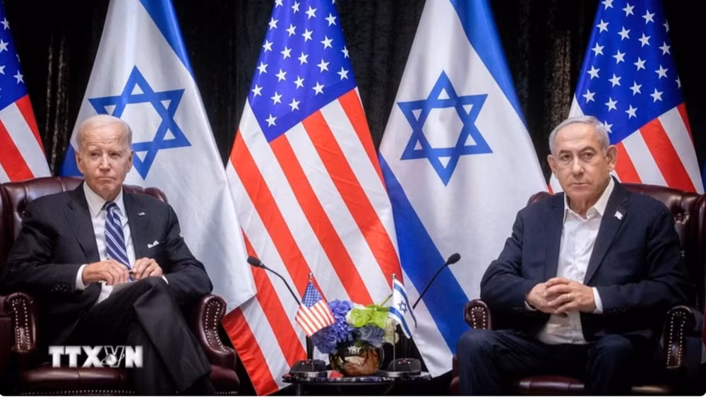 (Tư liệu) Tổng thống Mỹ Joe Biden (trái) trong cuộc gặp Thủ tướng Israel Benjamin Netanyahu tại Tel Aviv ngày 18/10/2023. (Ảnh: AFP/TTXVN)