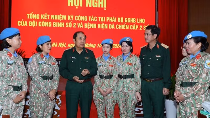 Thượng tướng Phùng Sĩ Tấn và lãnh đạo Cục Gìn giữ hòa bình Việt Nam trò chuyện, động viên các nữ quân nhân tham gia hoạt động gìn giữ hòa bình Liên hợp quốc tại Hội nghị.