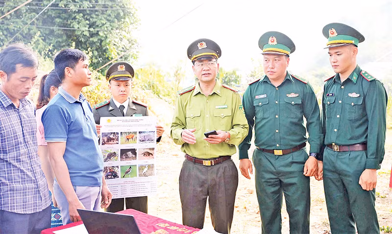 Cán bộ Chi cục Kiểm lâm, Bộ đội Biên phòng tỉnh Điện Biên tuyên truyền các biện pháp phòng, chống cháy rừng, bảo vệ rừng đến nhân dân bản Pa Thơm, bản Na Luông.