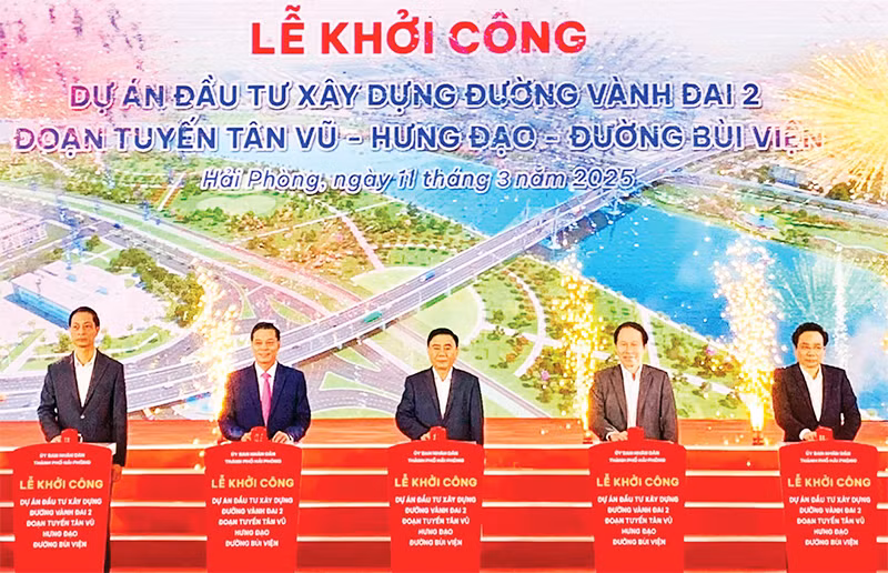 Các đại biểu nhấn nút khởi công đường vành đai 2 (đoạn tuyến Tân Vũ-Hưng Đạo-đường Bùi Viện).