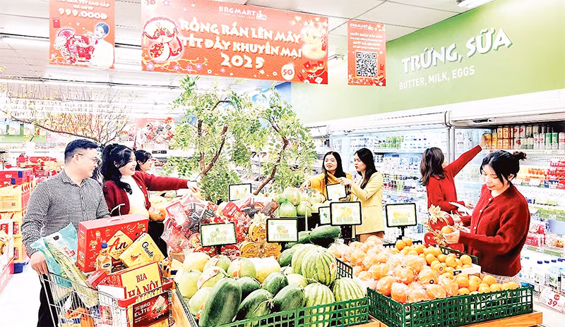Người tiêu dùng mua sắm hàng Tết tại hệ thống siêu thị BRG Hà Nội. (Ảnh QUANG VINH)