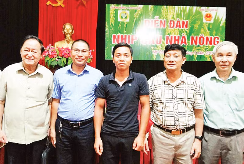 Anh Bùi Văn Thuyết (người thứ ba từ trái sang) tham gia diễn đàn "Nhịp cầu nhà nông".