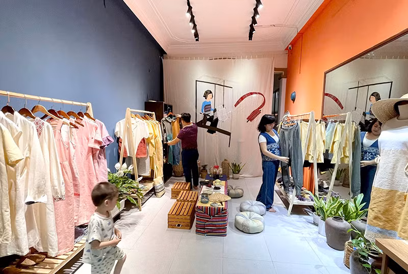 Một cửa hàng giới thiệu, bán sản phẩm thổ cẩm. Một cửa hàng giới thiệu, bán sản phẩm thổ cẩm.