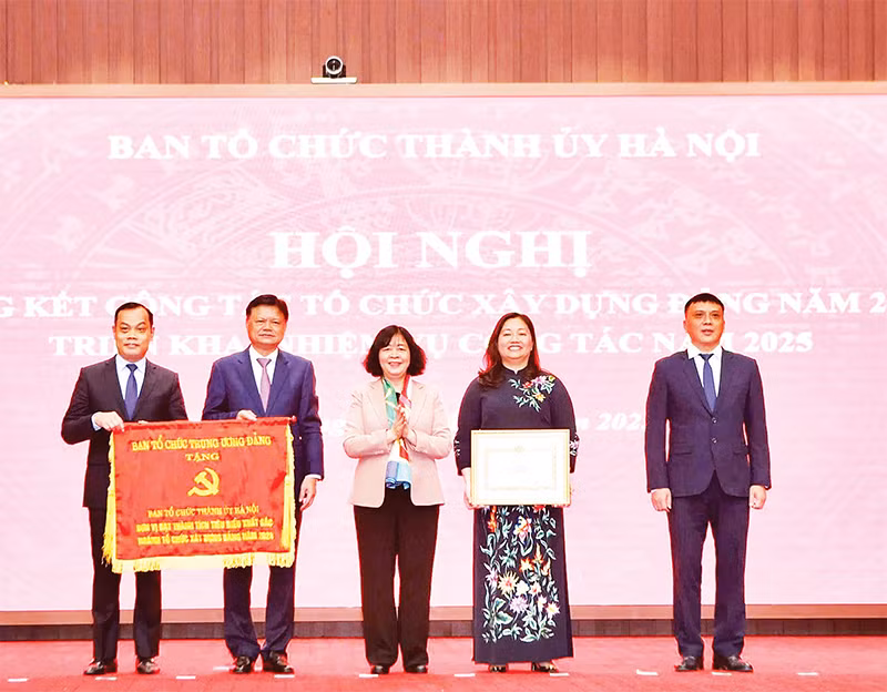 Ủy viên Bộ Chính trị, Bí thư Thành ủy Bùi Thị Minh Hoài trao Cờ thi đua của Ban Tổ chức Trung ương tặng Ban Tổ chức Thành ủy Hà Nội.