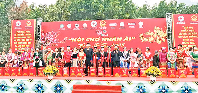 Đại diện sở, ngành tỉnh Tuyên Quang trao tặng quà người dân. (Ảnh MINH THỦY)