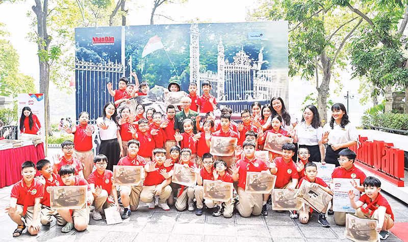 Học sinh Trường tiểu học Tràng An (Hoàn Kiếm) tham quan triển lãm. (Ảnh ĐĂNG ANH)