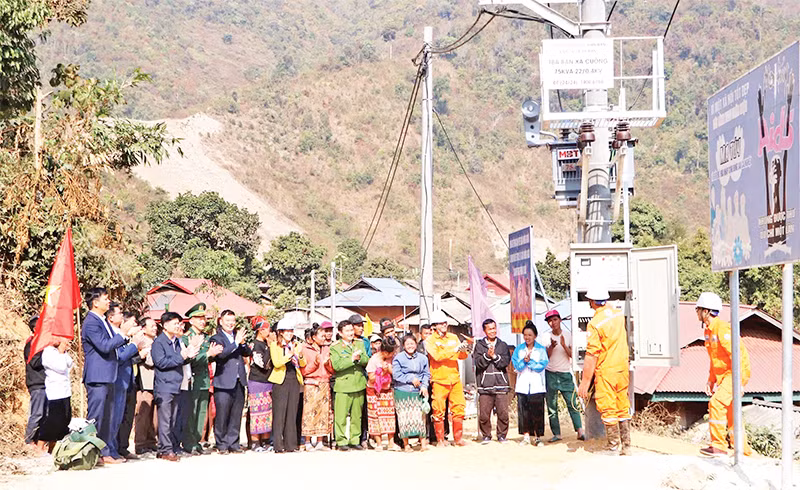 Các đồng chí lãnh đạo huyện Điện Biên và nhân dân bản Xa Cuông, xã Pa Thơm (huyện Điện Biên, tỉnh Điện Biên) vui mừng chứng kiến lễ đóng điện lưới quốc gia về bản Xa Cuông. 