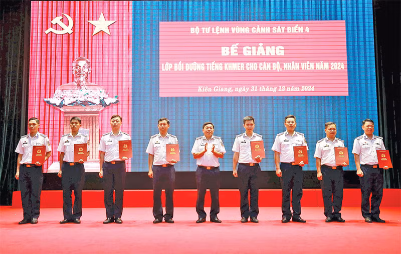 Lãnh đạo Bộ Tư lệnh Vùng Cảnh sát biển 4 trao giấy chứng nhận cho các học viên. (Ảnh ĐỨC THÁI)