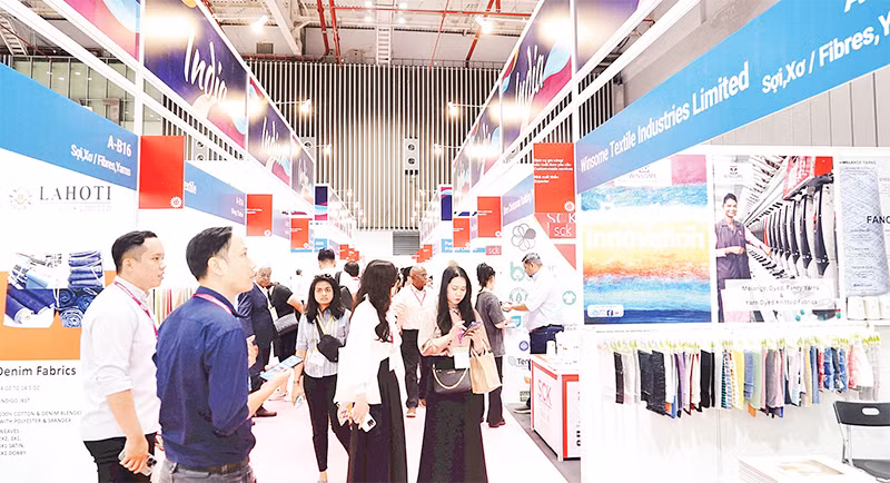 Khách tham quan gian hàng tại triển lãm quốc tế ngành dệt may và công nghệ dệt Việt Nam năm 2025 tại Quận 7. (Ảnh THẾ ANH)