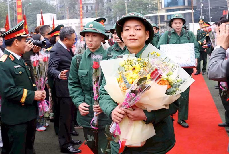 Những gương mặt rạng rỡ và tự hào của thanh niên Thủ đô khi tham gia nghĩa vụ. (Ảnh PHẠM KIÊN)