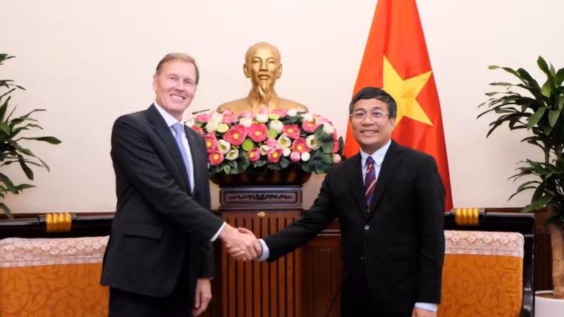 Thứ trưởng Thường trực Ngoại giao Nguyễn Minh Vũ tiếp Phó Chủ tịch điều hành quốc tế tập đoàn Airbus Wouter Van Wersch. (Ảnh: Bộ Ngoại giao)