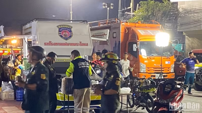 Hoạt động cứu hộ những nạn nhân bị mắc kẹt tại một toà nhà sụp đổ ở Bangkok, Thái Lan. (Ảnh: Xuân Sơn)