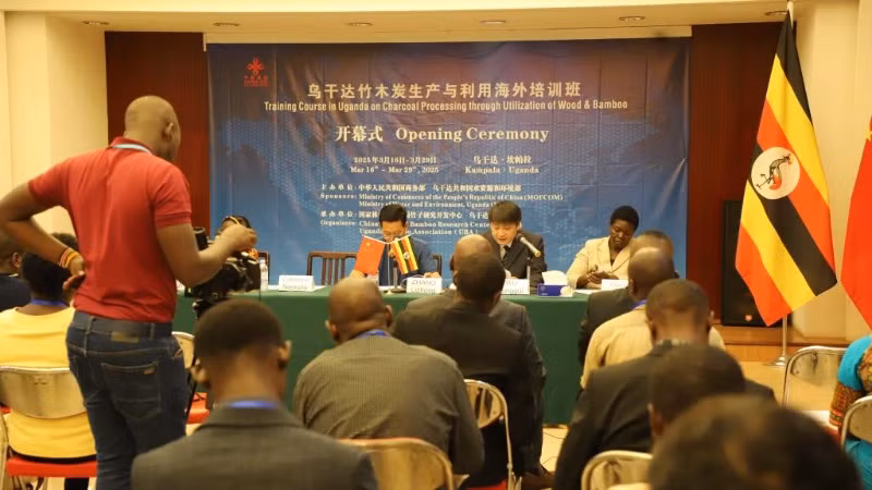 Lễ khai mạc khóa đào tạo về sản xuất than từ gỗ và tre diễn ra tại Kampala, Uganda. (Ảnh: Tân Hoa xã)