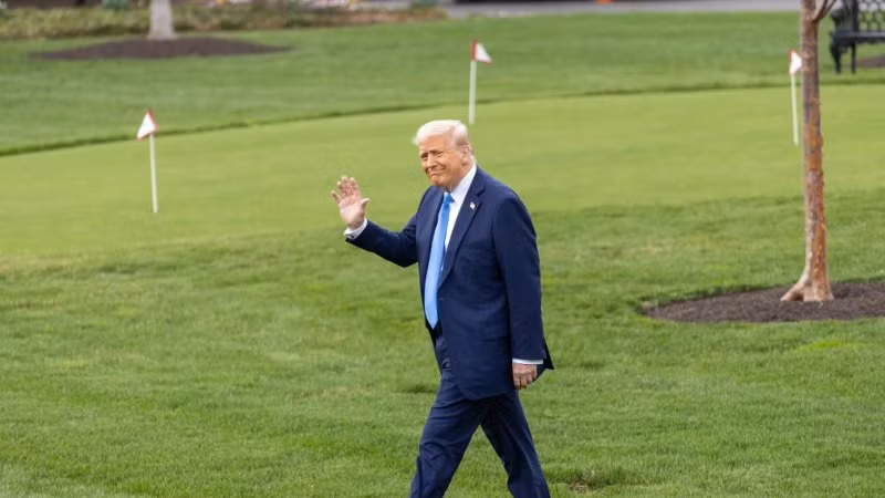 Tổng thống Mỹ Donald Trump vẫy tay chào báo chí khi chuẩn bị lên trực thăng Marine One tại Nhà Trắng ở Washington, D.C., vào ngày 28/3. (Ảnh: Tân Hoa xã)