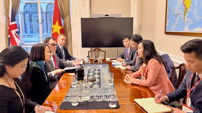 Thứ trưởng Ngoại giao Lê Thị Thu Hằng trao đổi cùng Quốc vụ khanh Bộ Ngoại giao Anh Catherine West. (Ảnh: Bộ Ngoại giao)