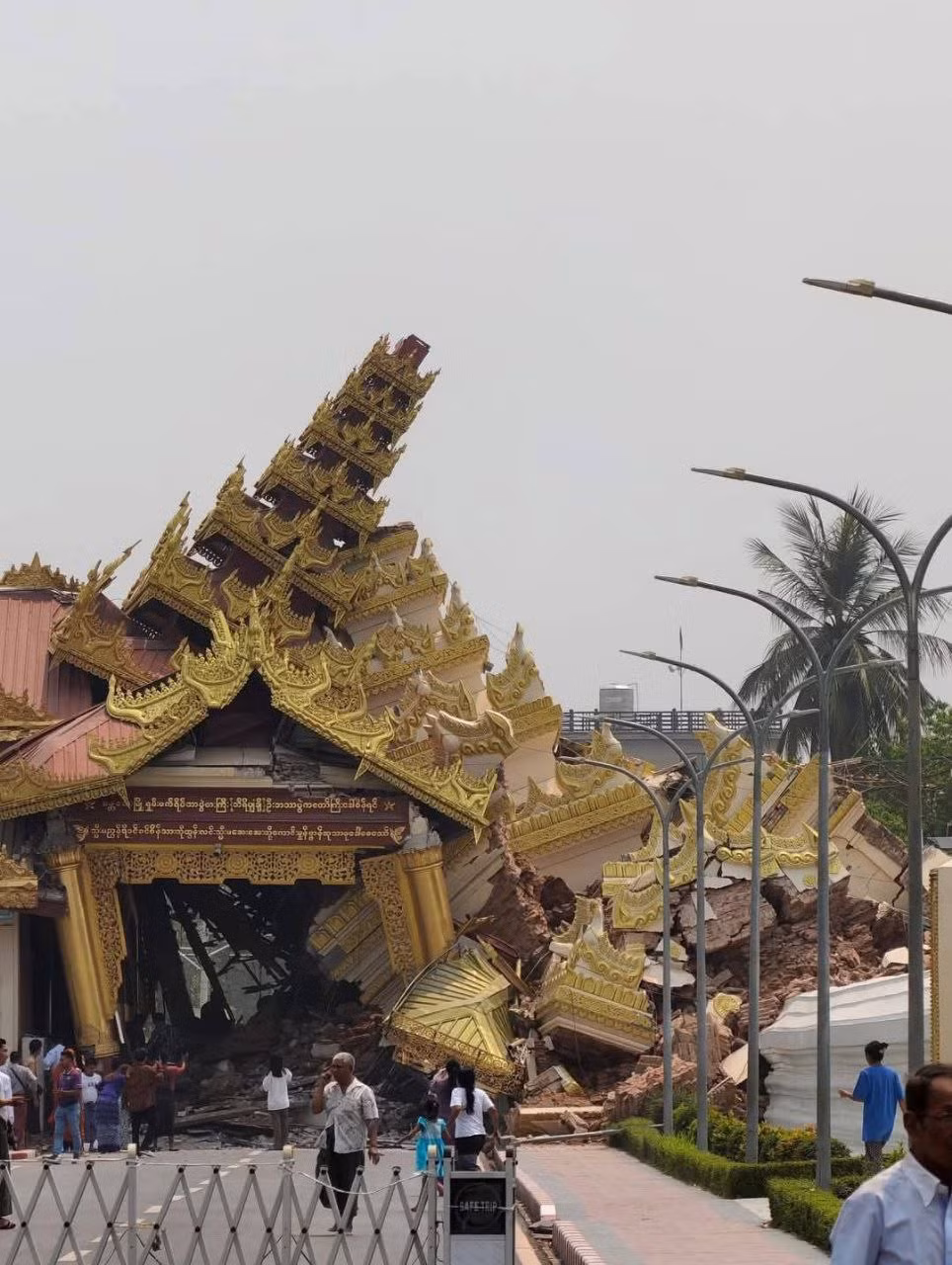 Một công trình bị sụp đổ sau trận động đất ở Myanmar (Ảnh: Facebook) Một công trình bị sụp đổ sau trận động đất ở Myanmar (Ảnh: Facebook)