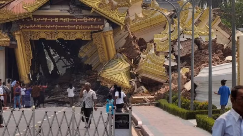 Một công trình sụp đổ trong quần thể chùa Mahamuni ở Mandalay, Myanmar. (Nguồn: Facebook)