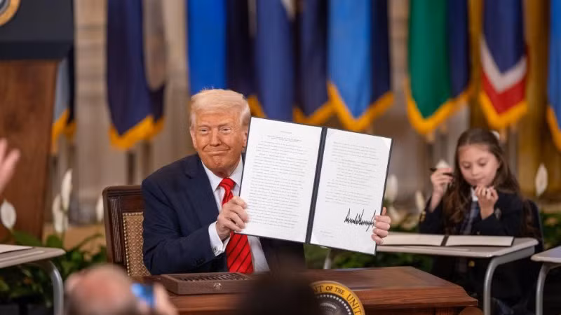 Tổng thống Mỹ D.Trump giơ cao sắc lệnh hành pháp đã ký tại Nhà Trắng ở Washington, D.C., Hoa Kỳ, vào ngày 20/3/2025. (Ảnh: Tân Hoa xã)