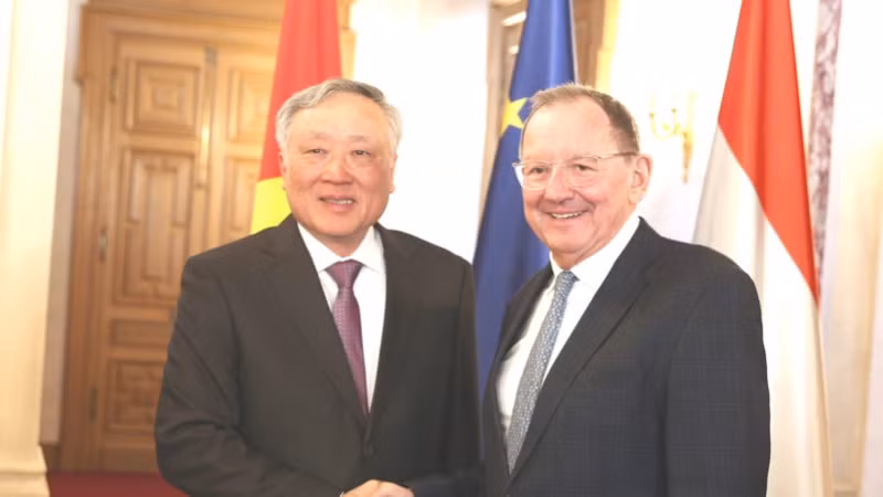 Phó Thủ tướng Thường trực Chính phủ Nguyễn Hòa Bình gặp Phó Chủ tịch Nghị viện Luxembourg Fernand Etgen (Ảnh: VGP/Nguyễn Hoàng)