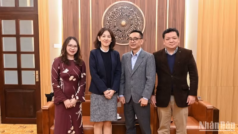Các đồng chí lãnh đạo Báo Nhân Dân chụp ảnh lưu niệm cùng bà Ogawa Megumi, Trưởng Ban Chính trị Đại sứ quán Nhật Bản. (Ảnh: BÙI GIANG)