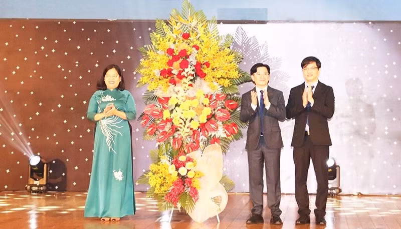 Phó Chủ tịch Hội đồng nhân dân tỉnh Bình Dương Nguyễn Trường Nhật Phượng trao lẵng hoa chúc mừng của lãnh đạo tỉnh Bình Dương cho Trường Đại học Quốc tế Miền Đông.