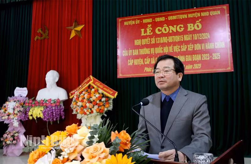 Đồng chí Hoàng Khắc Tiệp, Chủ tịch Ủy ban nhân dân huyện Nho Quan, phát biểu tại Lễ công bố quyết định thành lập xã Phúc Sơn.
