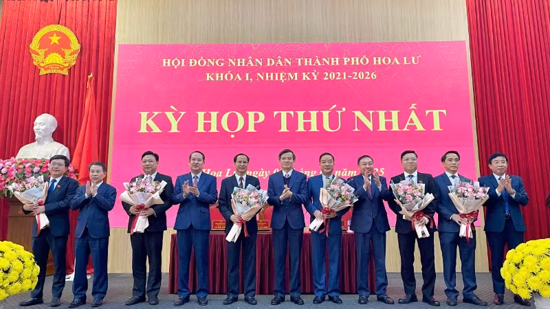 Các đồng chí Thường trực Tỉnh ủy, Thường trực Hội đồng nhân dân tỉnh Ninh Bình và lãnh đạo Thành ủy Hoa Lư tặng hoa chúc mừng các đồng chí được bầu vào các chức danh chủ chốt của hội đồng nhân dân, Ủy ban nhân dân thành phố Hoa Lư. Các đồng chí Thường trực Tỉnh ủy, Thường trực Hội đồng nhân dân tỉnh Ninh Bình và lãnh đạo Thành ủy Hoa Lư tặng hoa chúc mừng các đồng chí được bầu vào các chức danh chủ chốt của hội đồng nhân dân, Ủy ban nhân dân thành phố Hoa Lư.