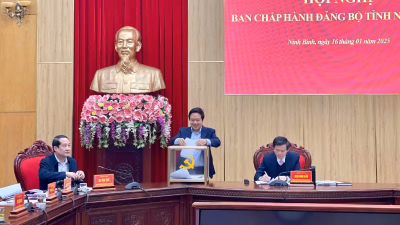 Các đại biểu bỏ phiếu biểu quyết với 100% đại biểu có mặt đồng ý xếp loại Đảng bộ tỉnh hoàn thành xuất sắc nhiệm vụ năm 2024. Các đại biểu bỏ phiếu biểu quyết với 100% đại biểu có mặt đồng ý xếp loại Đảng bộ tỉnh hoàn thành xuất sắc nhiệm vụ năm 2024.
