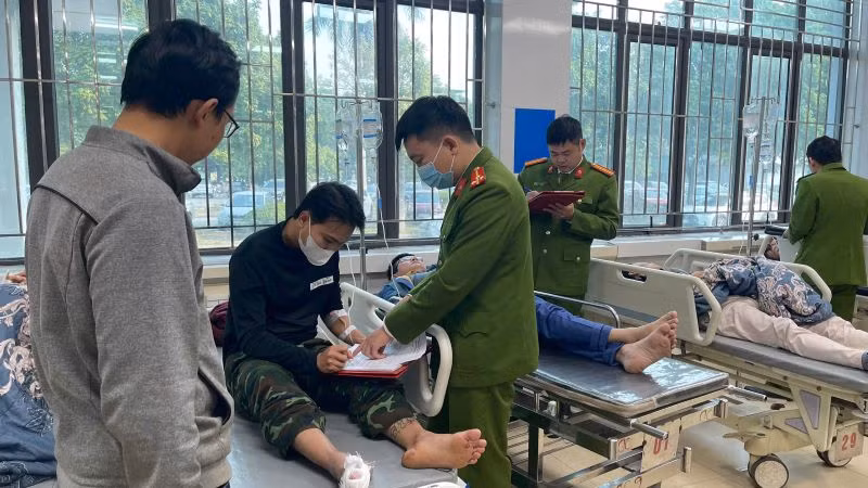 Lực lượng chức năng thành phố Hoa Lư (Ninh Bình) tiến hành xác minh ban đầu. Lực lượng chức năng thành phố Hoa Lư (Ninh Bình) tiến hành xác minh ban đầu.