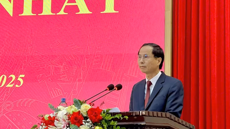 Đồng chí Bùi Thiện Thi, Chủ tịch Ủy ban nhân dân thành phố Hoa Lư khẳng định, tập thể lãnh đạo Ủy ban nhân dân thành phố sẽ tiếp tục nêu cao tinh thần đoàn kết, bảo đảm kỷ cương, trách nhiệm; đổi mới, tăng cường hiệu lực, hiệu quả quản lý nhà nước và công tác chỉ đạo điều hành của Ủy ban nhân dân thành phố trên các lĩnh vực. Đồng chí Bùi Thiện Thi, Chủ tịch Ủy ban nhân dân thành phố Hoa Lư khẳng định, tập thể lãnh đạo Ủy ban nhân dân thành phố sẽ tiếp tục nêu cao tinh thần đoàn kết, bảo đảm kỷ cương, trách nhiệm; đổi mới, tăng cường hiệu lực, hiệu quả quản lý nhà nước và công tác chỉ đạo điều hành của Ủy ban nhân dân thành phố trên các lĩnh vực.