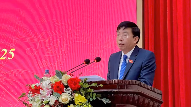Đồng chí Nguyễn Văn Cường, Chủ tịch Hội đồng nhân dân thành phố Hoa Lư phát biểu tại kỳ họp. Đồng chí Nguyễn Văn Cường, Chủ tịch Hội đồng nhân dân thành phố Hoa Lư phát biểu tại kỳ họp.