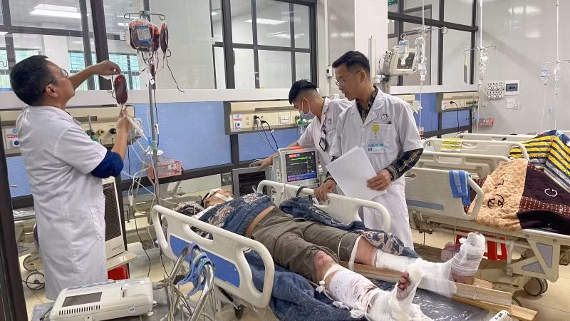 Bệnh viện đa khoa tỉnh Ninh Bình kịp thời tiếp nhận và cấp cứu cho nhiều nạn nhân. (Ảnh: YẾN TRINH)