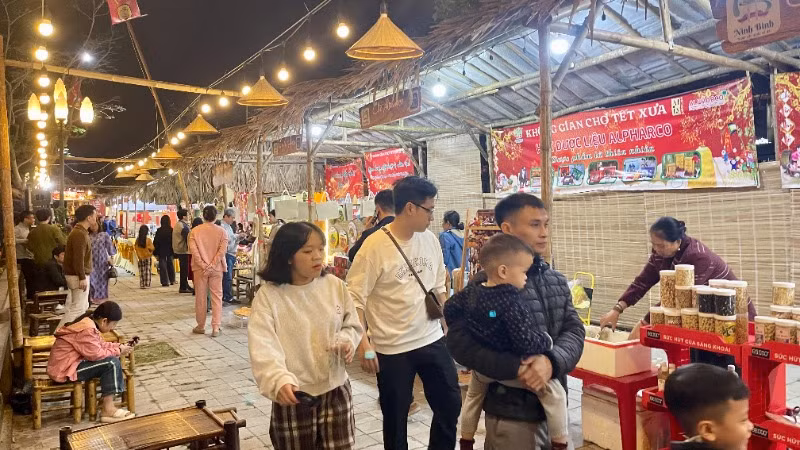 Đến với Ninh Bình du khách được hòa mình vào không gian chợ Tết xưa đặc trưng.