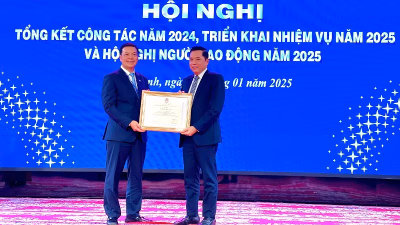 Đồng chí Trần Đăng Sơn, Giám đốc Công ty TNHH Một thành viên Điện lực Ninh Bình nhận Bằng khen của Tổng Liên đoàn Lao động Việt Nam.