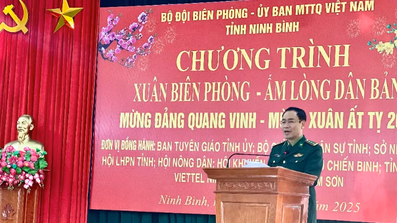 Chính ủy Bộ đội Biên phòng tỉnh Ninh Bình Nguyễn Quốc Việt phát biểu tại chương trình. Chính ủy Bộ đội Biên phòng tỉnh Ninh Bình Nguyễn Quốc Việt phát biểu tại chương trình.
