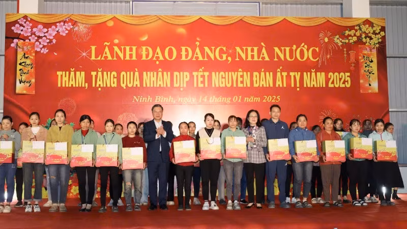 Đồng chí Nguyễn Thị Thuý Ngần, Phó Chủ nhiệm Văn phòng Quốc hội và đồng chí Đinh Việt Dũng, Trưởng đoàn Đại biểu Quốc hội tỉnh Ninh Bình trao quà cho các công nhân lao động có hoàn cảnh khó khăn.