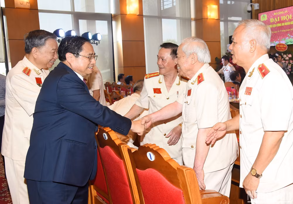 Thủ tướng Phạm Minh Chính với các đại biểu tại Đại hội thành lập Hội Cựu Công an nhân dân Việt Nam.