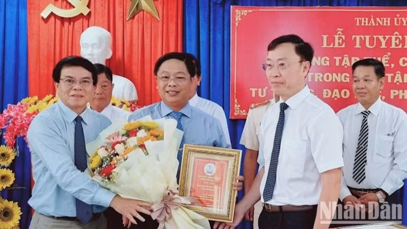 Ban Thường vụ Thành ủy Bạc Liêu vừa tuyên dương đơn vị Phòng Giáo dục-Đào tạo thành phố đạt danh hiệu "Học tập và làm theo tư tưởng, đạo đức, phong cách Hồ Chí Minh".