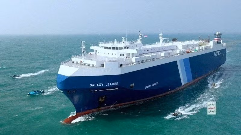 Tàu chở hàng Galaxy Leader được các tàu Houthi hộ tống ở Biển Đỏ, ảnh công bố ngày 20/11/2023. (Ảnh: Reuters)