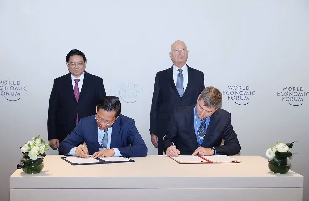 Thủ tướng Phạm Minh Chính và Giáo sư Klaus Schwab chứng kiến ký kết biên bản ghi nhớ hợp tác giữa Ủy ban Nhân dân TP Hồ Chí Minh và WEF. Thủ tướng Phạm Minh Chính và Giáo sư Klaus Schwab chứng kiến ký kết biên bản ghi nhớ hợp tác giữa Ủy ban Nhân dân TP Hồ Chí Minh và WEF.