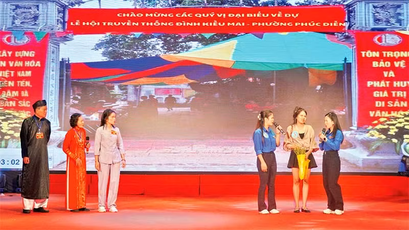 Quận Bắc Từ Liêm triển khai nhiều hoạt động tuyên truyền nếp sống văn minh tại lễ hội.