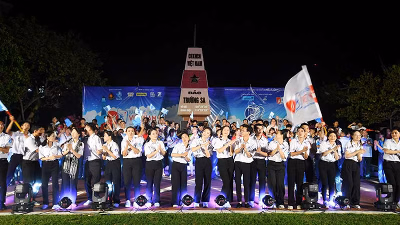 Sinh viên, cán bộ Hội tiêu biểu và cán bộ, chiến sĩ, người dân thị trấn Trường Sa (huyện Trường Sa, tỉnh Khánh Hòa) trong hành trình “Sinh viên với biển, đảo Tổ quốc” năm 2023. (Ảnh NAM TRẦN)