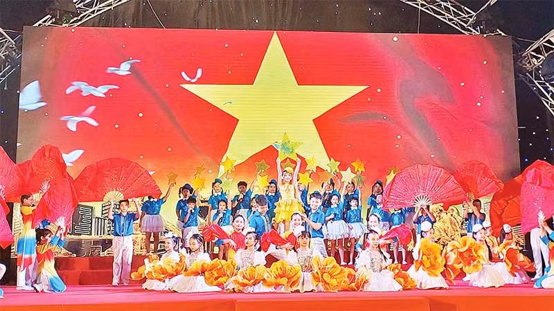 Những chương trình biểu diễn nghệ thuật do chính cán bộ, đảng viên, nhân dân các phường thể hiện tại Không gian văn hóa sáng tạo quận Tây Hồ để lại ấn tượng tốt đẹp trong lòng khán giả.